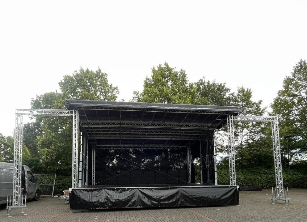 Mobile Trailerbühne 8 x 6 m mit optionalen PA-Wings
